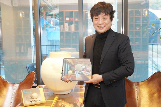 서영호 아이씨에프 대표가 변승훈 작가의 작품을 자사 AR(증강현실) 애플리케이션 '에이알쿠키'로 보여주고 있다.